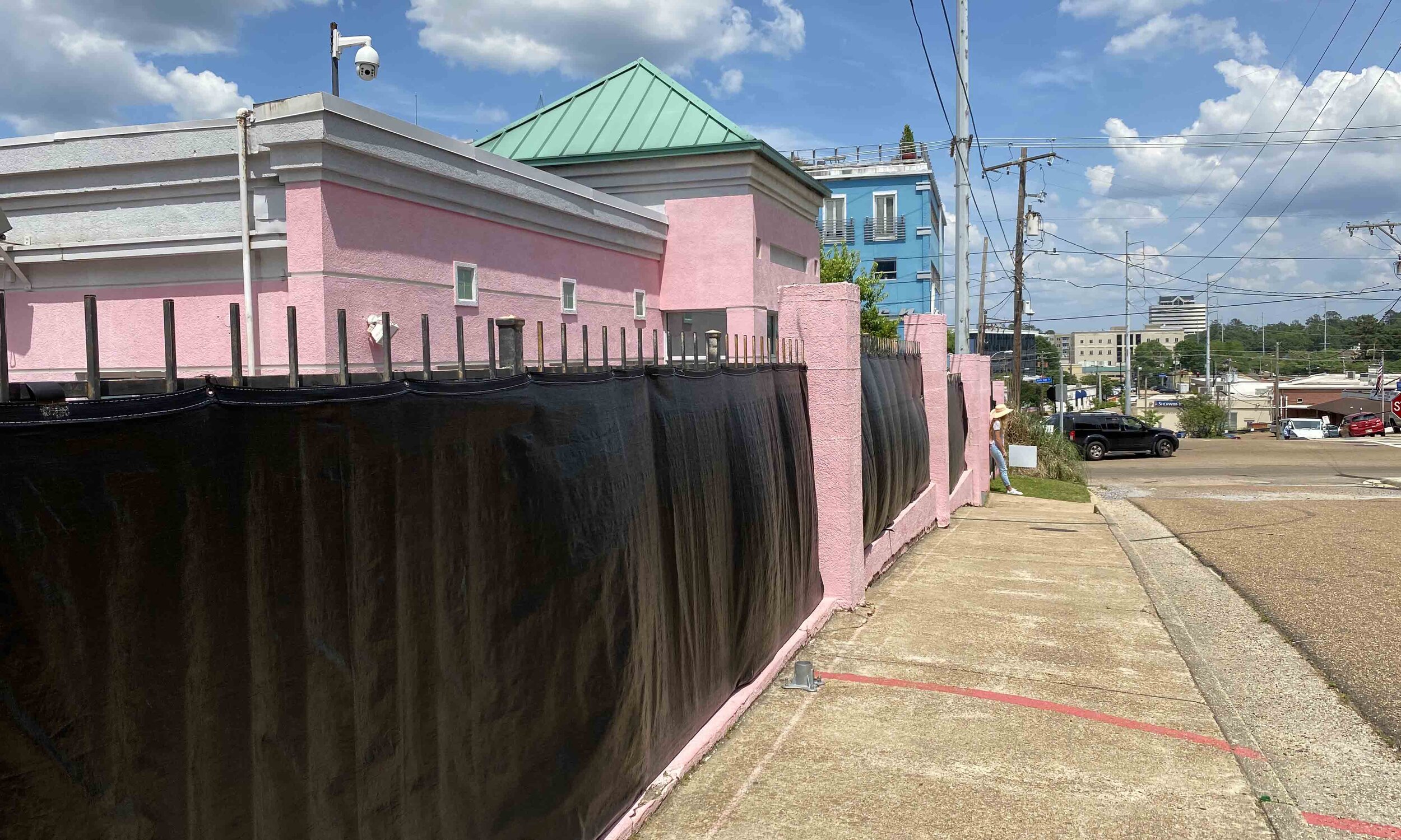 Black tarp at Jackson Women's Health Organization, the state'e lone abortion provider, protects the privacy of the clinic's patients. Ann Marie Cunningham/MCIR